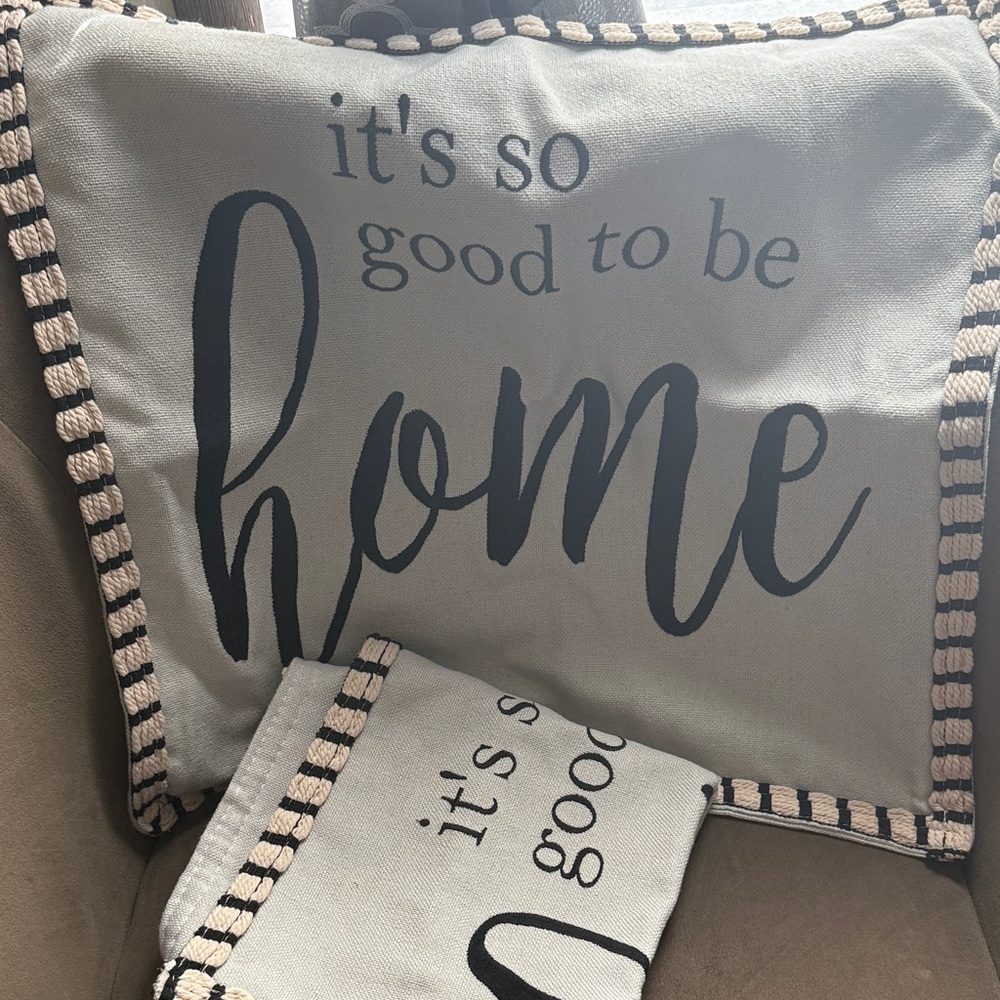 Accent Throw Pillow with 'It's So Good to Be Home' Script - Light Gray & Black